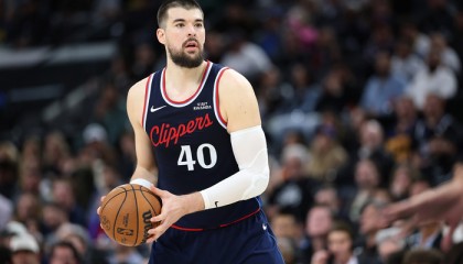 体育赛事-多队想交易祖巴茨，快船要价较高，快船应该交易补强哪些球员？|雷迪什|波特兰开拓者队|纽约尼克斯队|印第安纳步行者队|夏洛特黄蜂队_新浪体育_新浪新闻