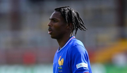 在线体育-官方：利物浦签下20岁雷恩后卫雅凯；据悉转会费为5500万镑